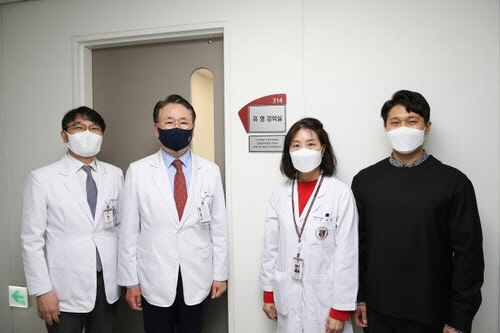 '유영 강의실' 앞에서 김영훈(왼쪽 두번째) 고려대 의무부총장과 유영(세번째) 교수 등이 기념촬영을 하고 있다.   [고려대의료원 제공]